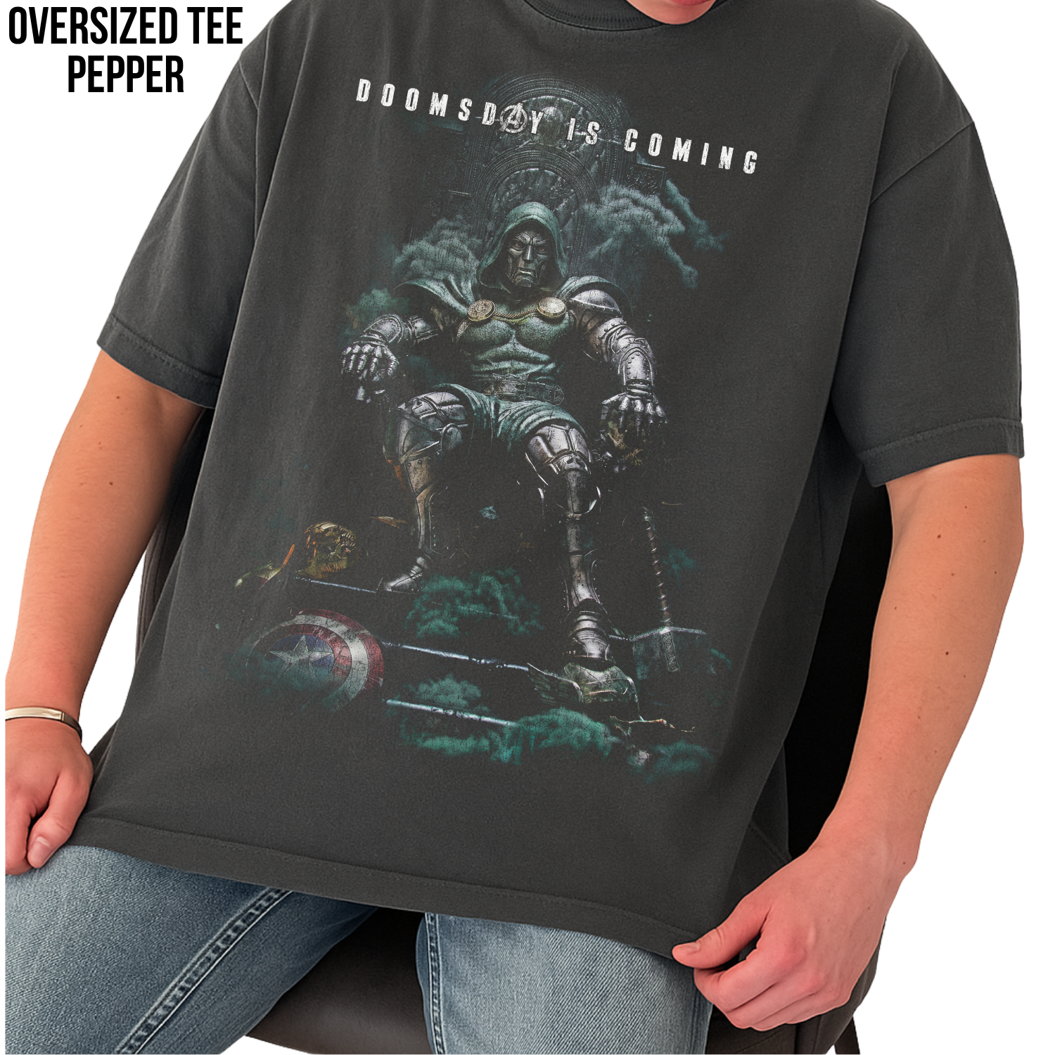 Doctor Doom Shirt – Doomsday Is Coming Doctor Doom Thron T-Shirt, Avengers Doomsday Fan-Geschenk, Doctor Doom Marvel Grafik-Shirt, MCU Bösewicht Shirt 2026